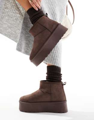 SEQWL - Stiefel in Schokobraun mit kurzem Schaft und flacher Plateausohle-Brown