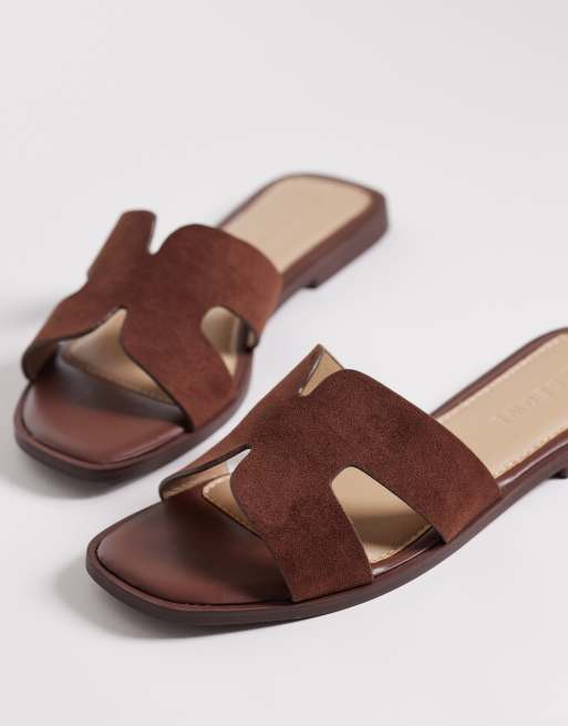 SEQWL – Storke – Flache Sandalen aus Wildlederimitat in Braun, 2 von 4