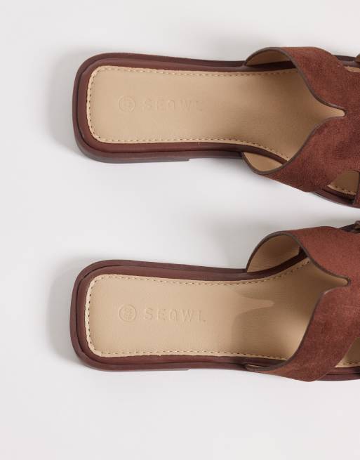SEQWL – Storke – Flache Sandalen aus Wildlederimitat in Braun, 3 von 4
