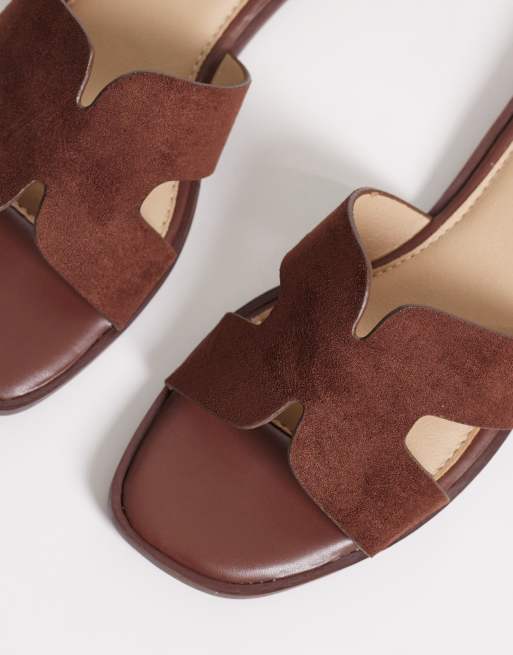 SEQWL – Storke – Flache Sandalen aus Wildlederimitat in Braun, 4 von 4