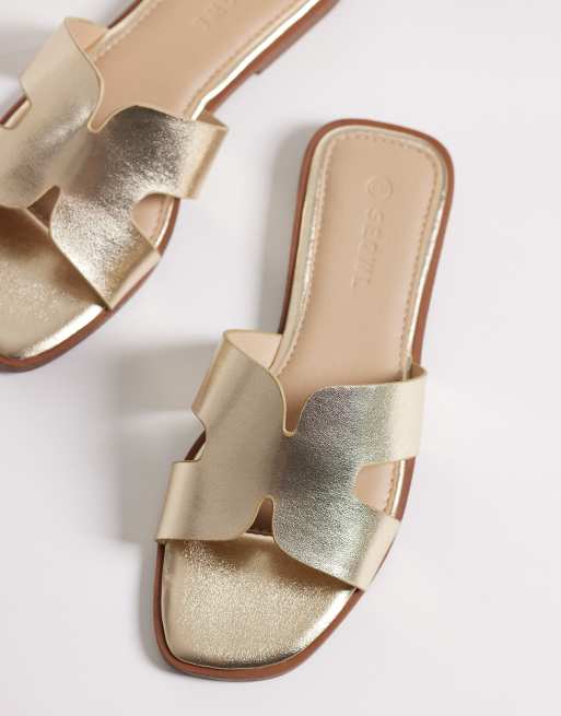 SEQWL – Storke – Guldfärgade, platta sandaler, 2 av 4
