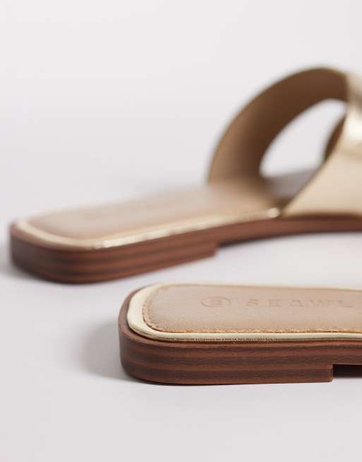 SEQWL – Storke – Guldfärgade, platta sandaler, 4 av 4