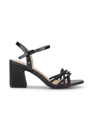  Strappy chunky heel sandals with buckle closure 