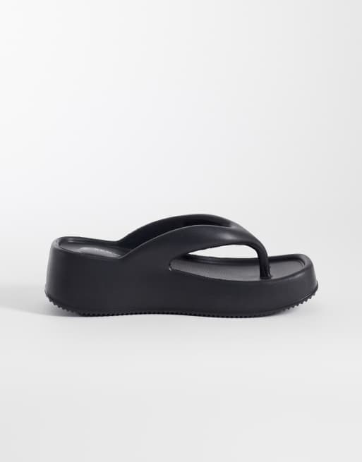 SEQWL – Svarta flatform-sandaler med kilklackar och tårem, 2 av 4