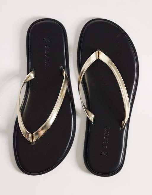 SEQWL – Svarta flip flops i jellymaterial med guldfärgade remmar och bred passform, 2 av 4