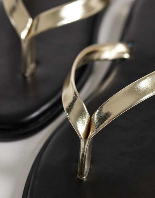 SEQWL – Svarta flip flops i jellymaterial med guldfärgade remmar och bred passform, 3 av 4