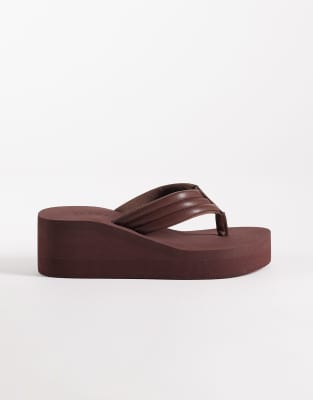 SEQWL - Tanga-Sandalen in Schokobraun mit flacher Plateausohle und Keilabsatz-Brown