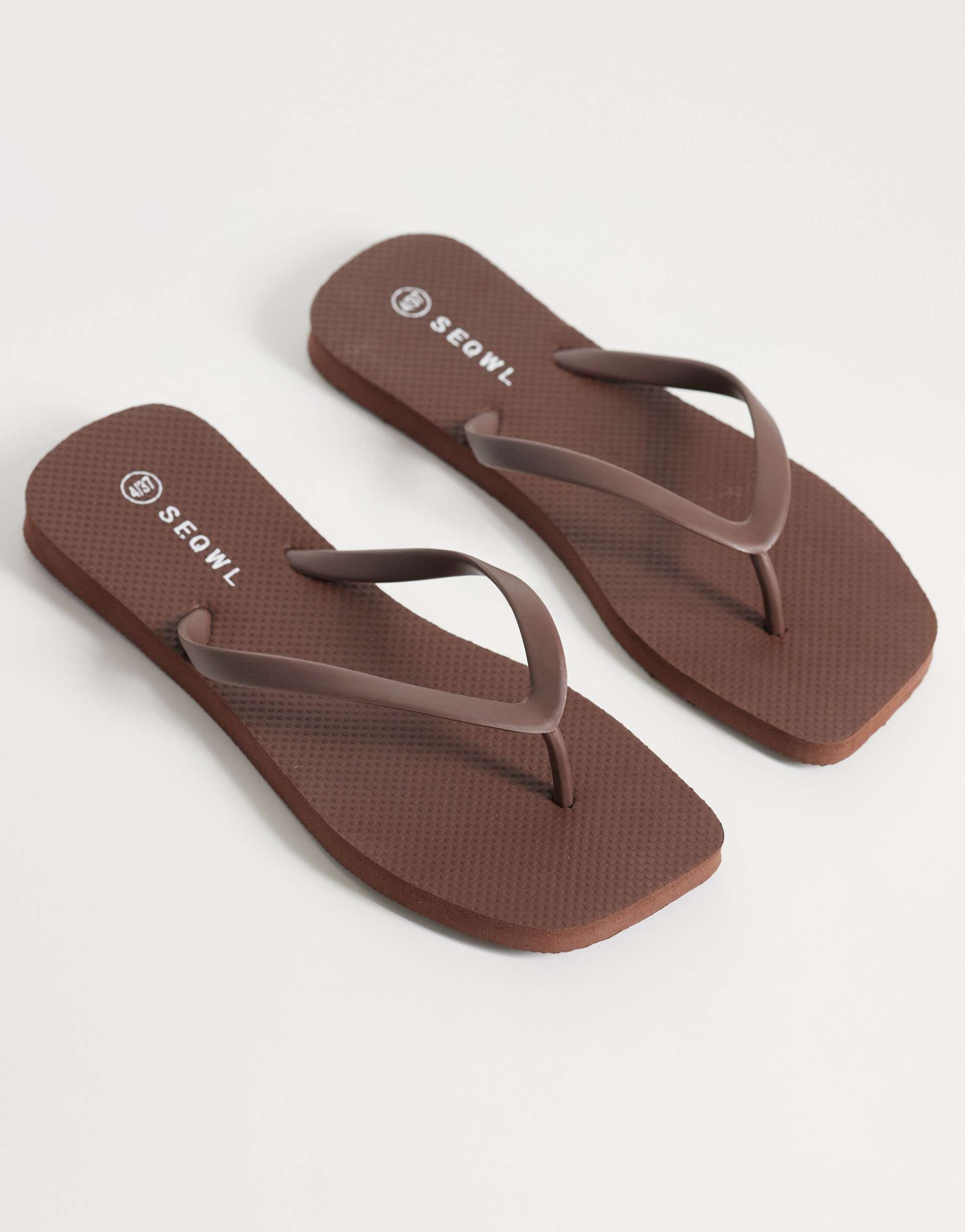 seqwl thong sandals with square toe in brown