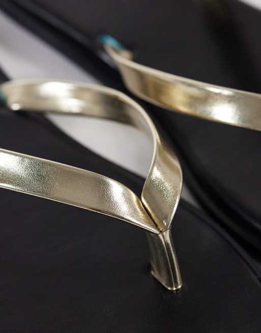 SEQWL - Tongs en plastique à brides dorées - Noir, 2 de 4