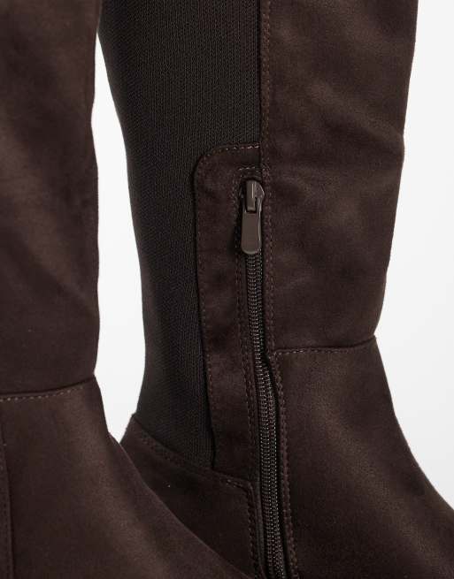 SEQWL – Twirl – Kniehohe Stiefel aus Wildlederimitat in Schokobraun mit dicker Sohle, 2 von 4