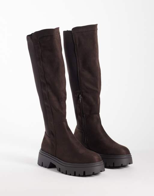 SEQWL – Twirl – Kniehohe Stiefel aus Wildlederimitat in Schokobraun mit dicker Sohle, 3 von 4