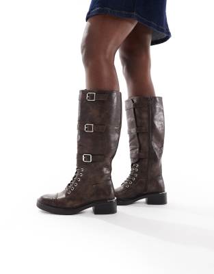 SEQWL - Twix - Kniehohe Stiefel in Braun im Used-Look mit Schnallen und Schnürung-Brown