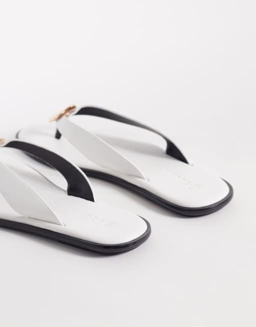 SEQWL – Vita flip flops i PU med guldfärgad utsmyckning, 3 av 4