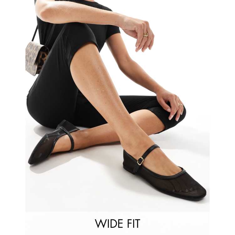 Women s flats played with straps