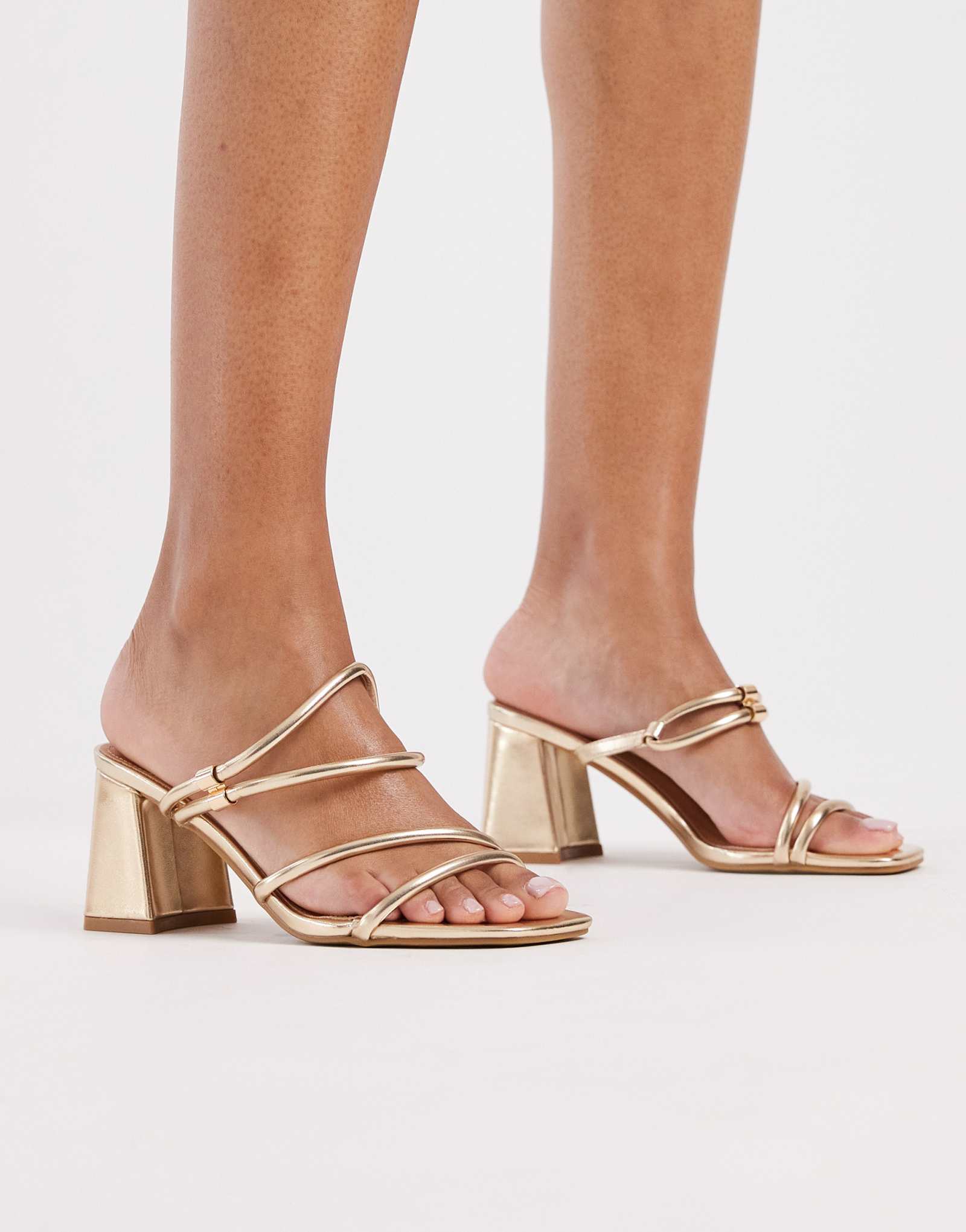 Золотистые босоножки SEQWL с широкими ремешками на массивном каблуке в виде одуванчика