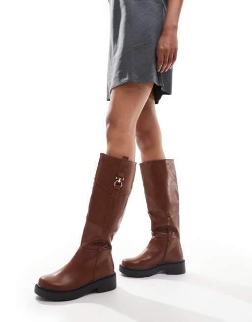 SEQWL Wide Fit – Flache, kniehohe Reiterstiefel in Hellbraun mit Schnalle, weite Passform, 2 von 4