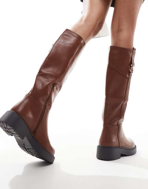 SEQWL Wide Fit – Flache, kniehohe Reiterstiefel in Hellbraun mit Schnalle, weite Passform, 3 von 4