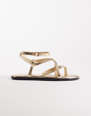 SEQWL Wide Fit - Flache Riemchensandalen in Gold mit Schnalle-Goldfarben
