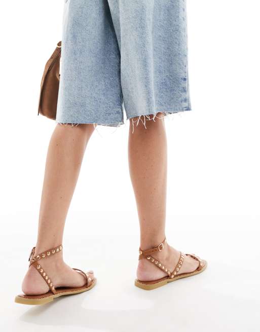 SEQWL Wide Fit – Flache Sandalen in Hellbraun mit Nietenriemen, weite Passform, 3 von 4