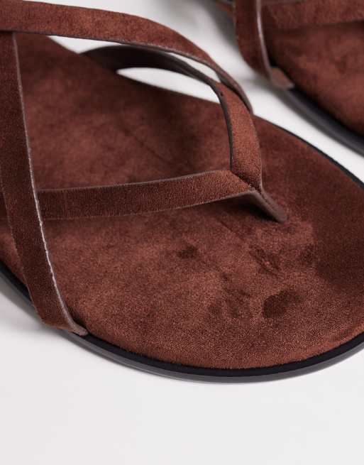 SEQWL Wide Fit - Flade brune sandaler med stropper og spændedetalje i imiteret ruskind, 2 af 4