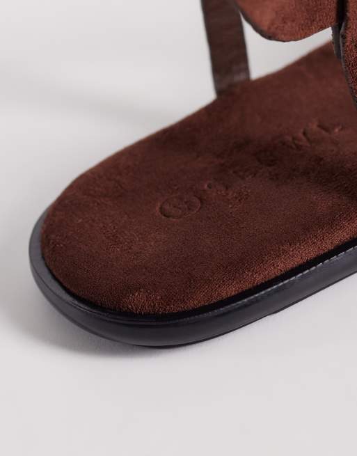 SEQWL Wide Fit - Flade brune sandaler med stropper og spændedetalje i imiteret ruskind, 3 af 4