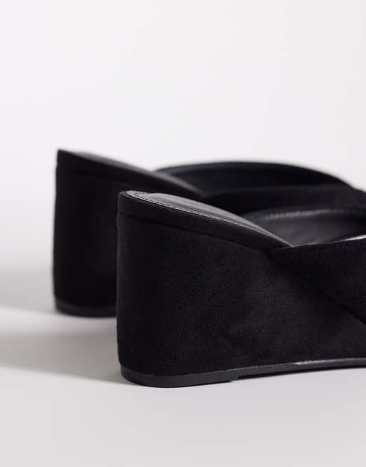 SEQWL Wide Fit Ines thong wedge sandal in black micro, 4 of 4
