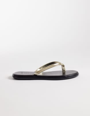 SEQWL Wide Fit - Jelly-Zehenstegsandalen in Schwarz mit goldfarbenem Riemen, weite Passform