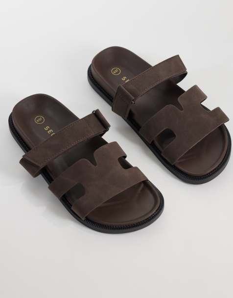 SEQWL Wide Fit – Kidman – Sandalen aus Nubuklederimitat in Braun mit Riemchen - view 1