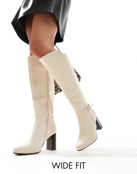 SEQWL Wide Fit – Kniehohe Stiefel in Creme mit Schnalle, weite Passform - view 1