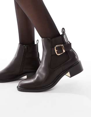 SEQWL Wide Fit - Latte - Elegante Chelsea-Stiefel in Schokobraun mit Schnallen, weite Passform-Brown