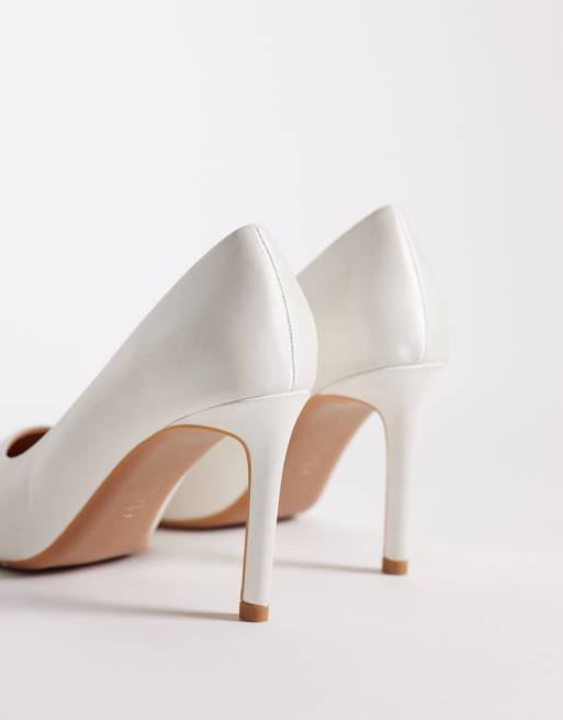 SEQWL Wide Fit – Petunia – Pumps aus weißem Satin, weite Passform, 3 von 4