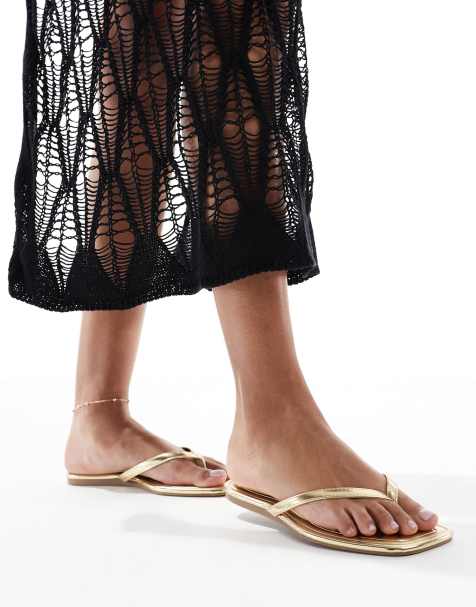 SEQWL Wide Fit – Rooney – Zehenstegsandalen in Gold, weite Passform - view 1