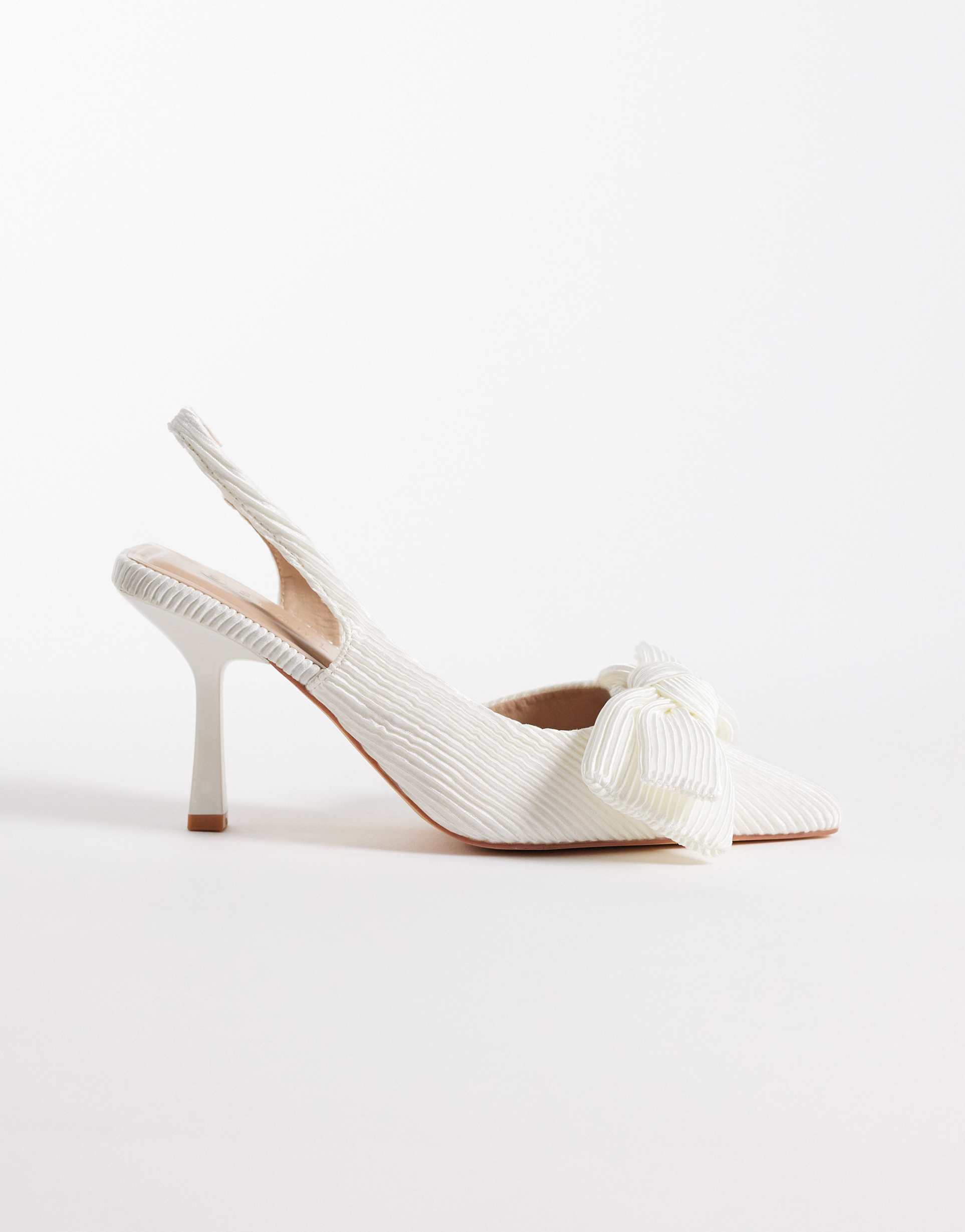 seqwl wide fit salado slingback block heeled shoes with bow detailing in white