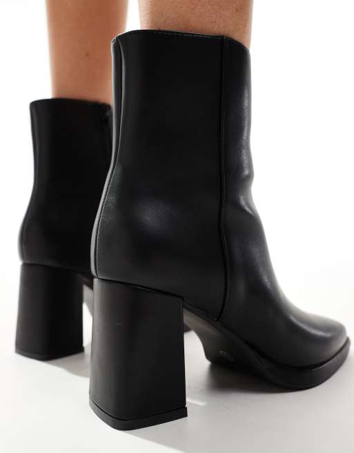 SEQWL Wide Fit – Spitze Stiefeletten in Schwarz mit Blockabsatz