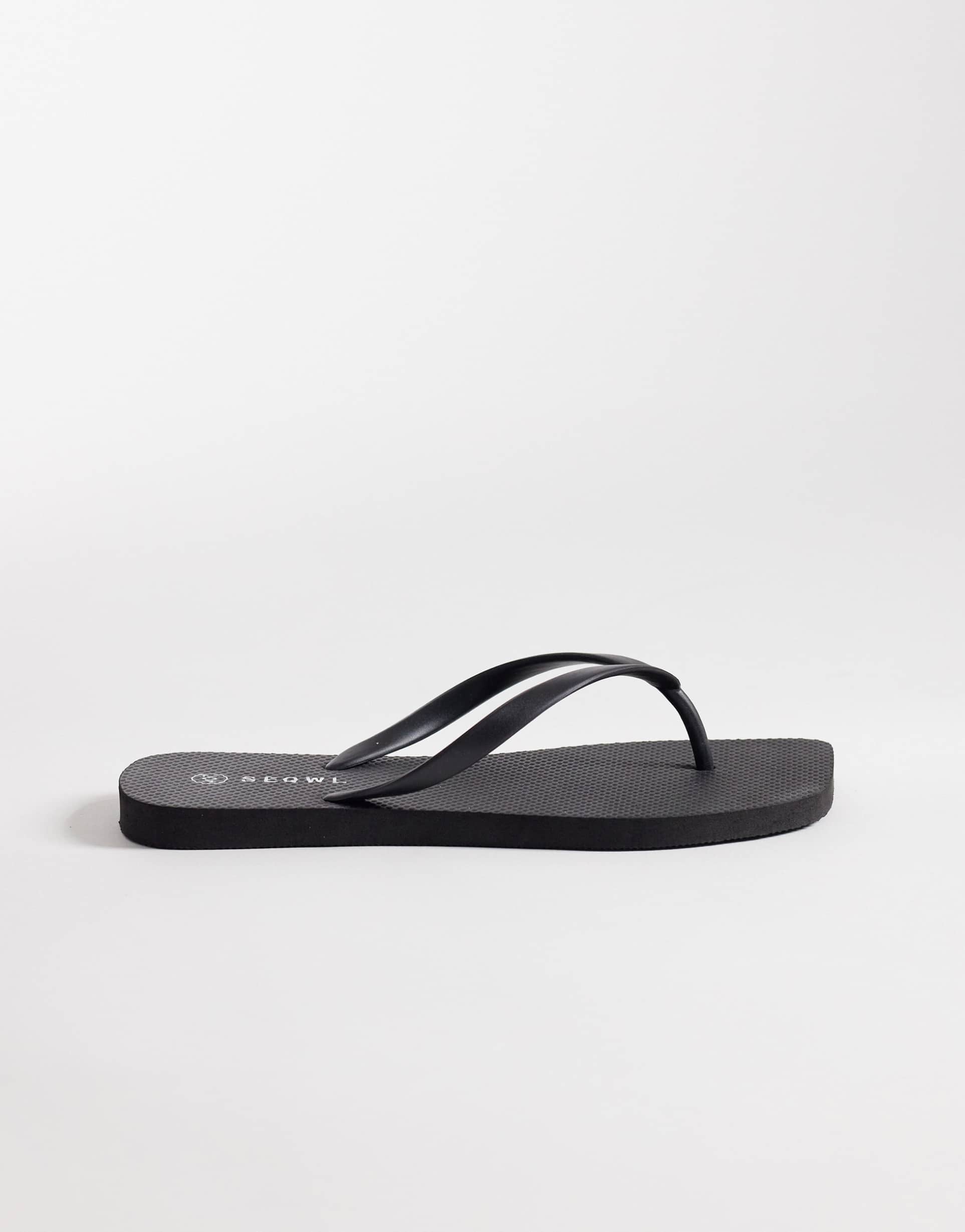 seqwl wide fit square toe flip flip in black