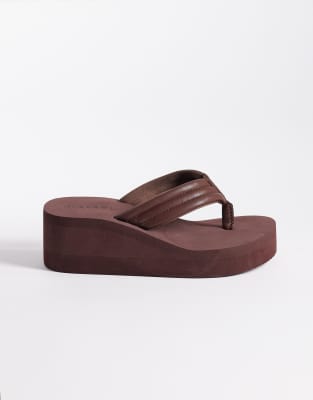 SEQWL Wide Fit - Zehensteg-Sandalen in Schokobraun mit flacher Plateausohle und Keilabsatz, weite Passform-Brown