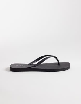 SEQWL Wide Fit - Zehenstegsandalen in Schwarz mit eckiger Zehenpartie, weite Passform