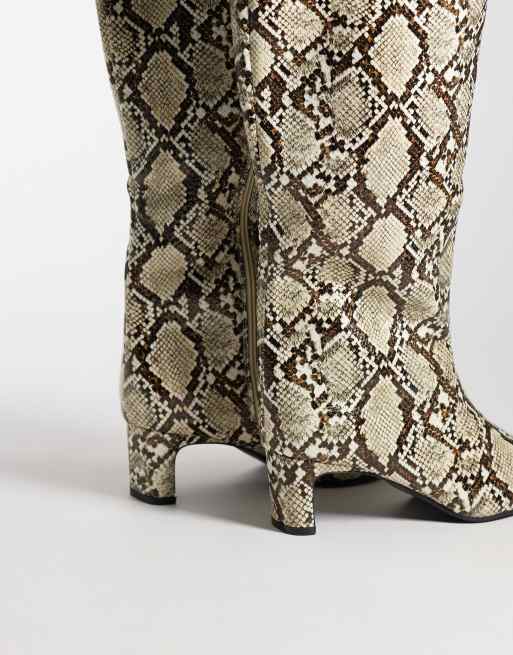 SEQWL Woody botas altas hasta la rodilla con punta cuadrada y tacón kitten, estampado de serpiente, 4 de 4