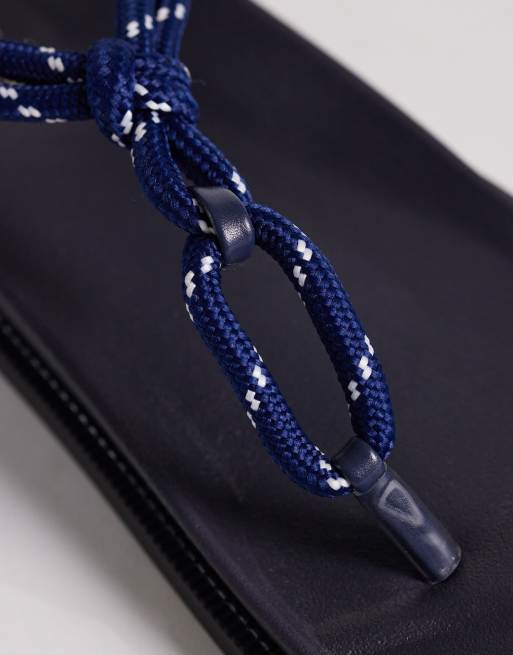 SEQWL – Zehenstegsandalen in Marineblau mit Seilriemen, 2 von 4