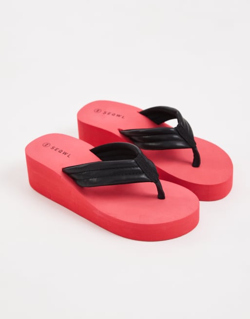 SEQWL – Zehenstegsandalen in Rot/Schwarz mit flacher Plateausohle und Keilabsatz, 3 von 7