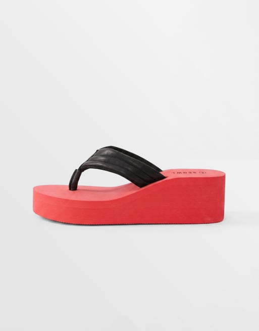 SEQWL – Zehenstegsandalen in Rot/Schwarz mit flacher Plateausohle und Keilabsatz, 5 von 7