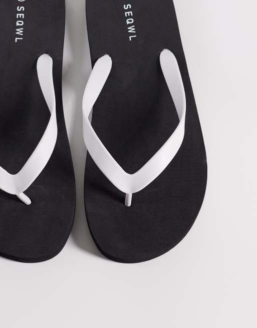 SEQWL – Zehenstegsandalen in Schwarz/Weiß, 3 von 4