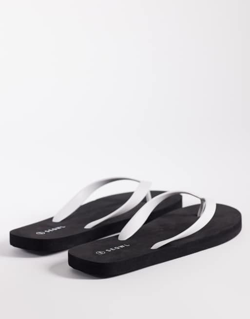 SEQWL – Zehenstegsandalen in Schwarz/Weiß, 4 von 4