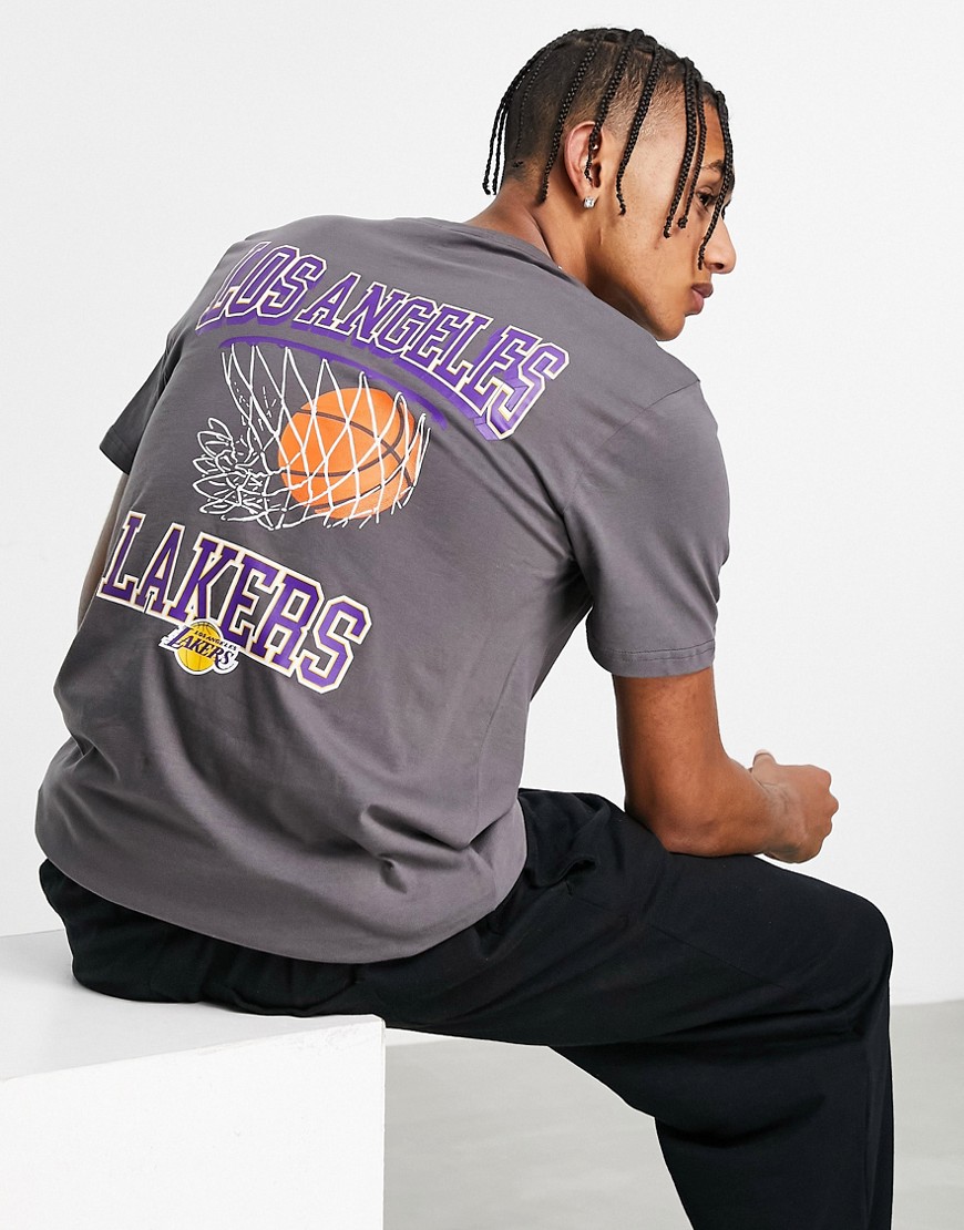 фото Серая футболка с принтом баскетбольного кольца на спине new era la lakers-серый