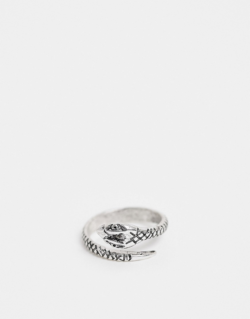 Серебристое кольцо с дизайном 