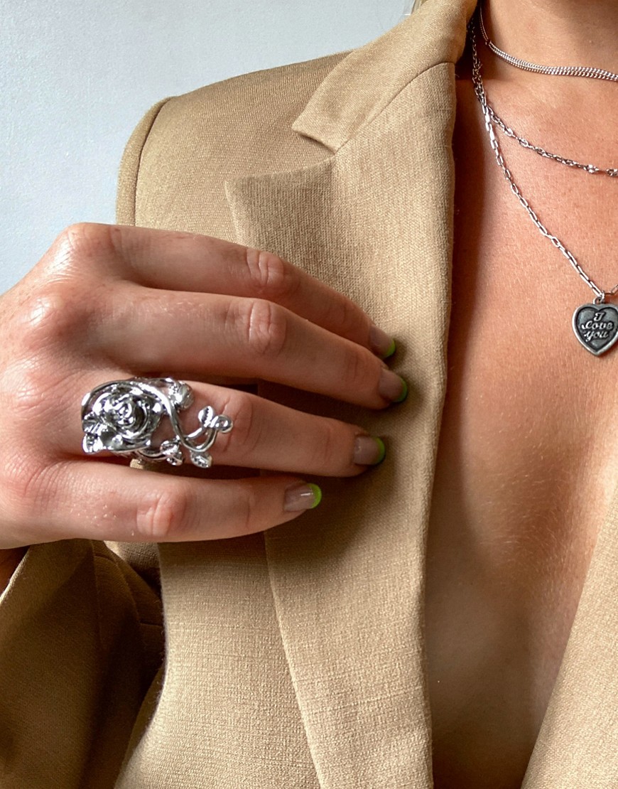 фото Серебристое кольцо с массивной отделкой в виде розы topshop-серебряный