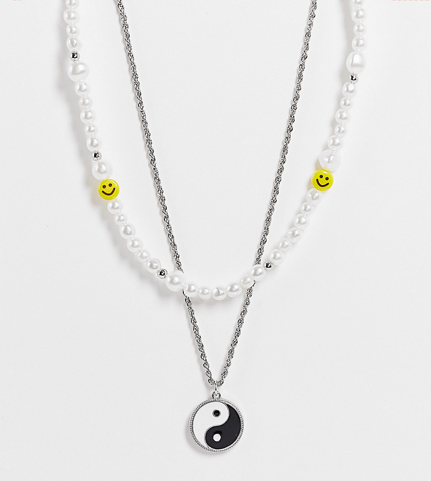 фото Серебристые ожерелья в стиле унисекс с отделкой искусственным жемчугом, бусинами со смайликами и подвеской с символом инь-ян reclaimed vintage inspired-серебряный