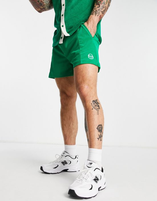 https://images.asos-media.com/products/sergio-tacchini-logo-shorts-in-green/202697978-2?$n_550w$&wid=550&fit=constrain