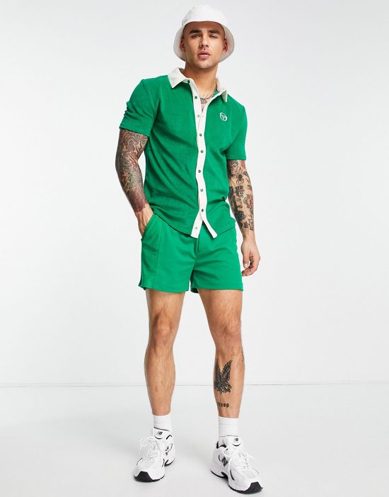 https://images.asos-media.com/products/sergio-tacchini-logo-shorts-in-green/202697978-4?$n_550w$&wid=550&fit=constrain