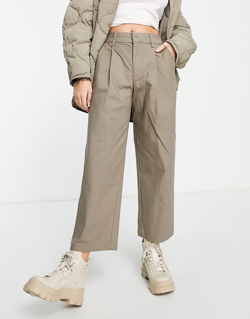 фото Серо-коричневые укороченные брюки со складками спереди jjxx-светло-бежевый цвет